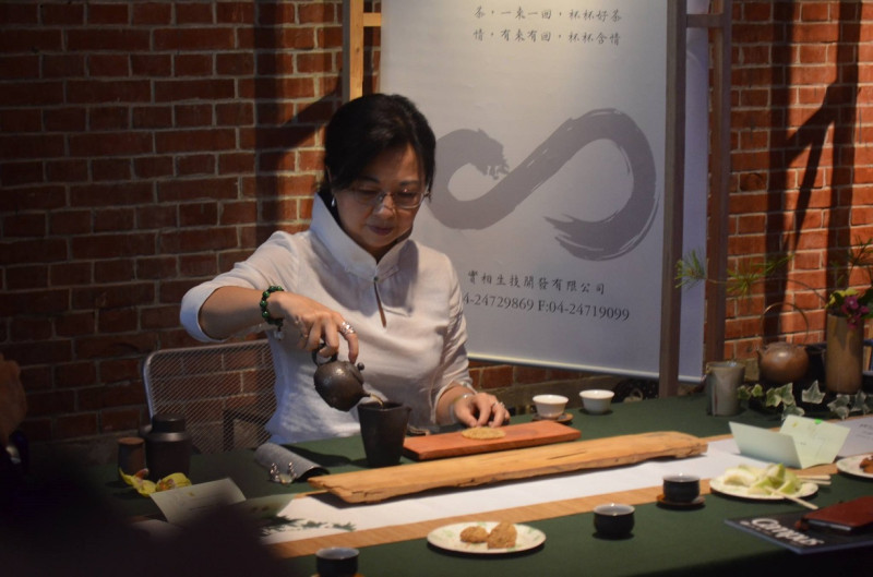 多家台灣與日本廠商聯合發表文創商品，現場並由茶藝老師表演茶道。   圖：台中文創園區/提供