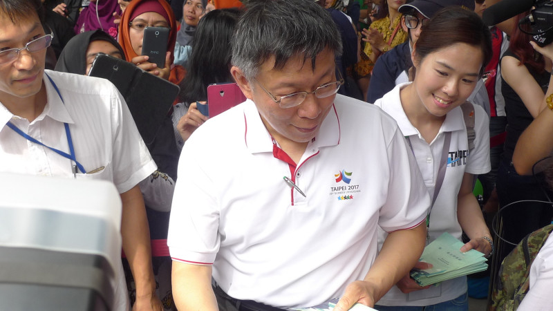 柯文哲發放「綠色紅包」給民眾，受到印尼移工熱情排隊歡迎，他表示「開齋節」也跟台灣一樣「發紅包」，「綠色」最具代表性。   圖：汪少凡／攝