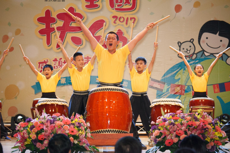 家扶基金會兒童表演精彩的太鼓隊與劇曲。   圖：翻攝家扶基金會網站