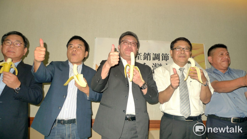 蕉價暴跌，立委26日一起大啖香蕉推廣，並說台灣香蕉世界第一。   圖：汪少凡／攝