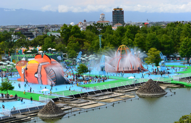 2017宜蘭國際童玩節將於7月1日至8月13日，於冬山河親水公園舉辦，今年以「穿越時空歷險記」為主題，今年主辦單位將開園時間延長，從早上8點半到晚上8點半，民眾可大玩整整12個小時。   2016宜蘭童玩節官網