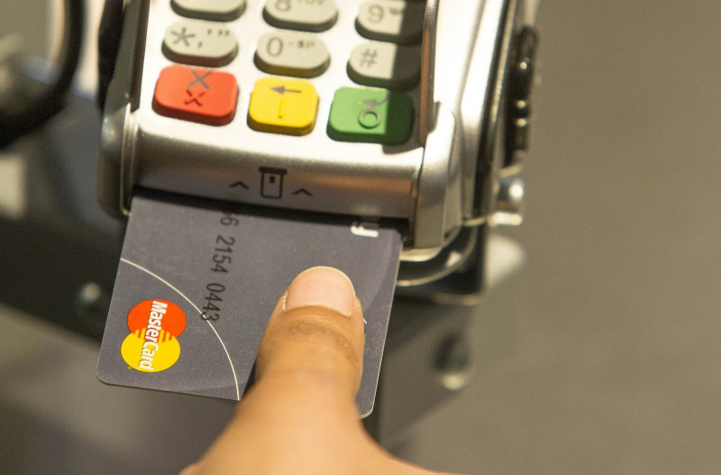 萬事達卡新一代生物辨識卡的使用方式就如同現行晶片卡，持卡人只將手指置於卡片內嵌的感測器上，再將卡片插入商家的讀卡機內，當手指指紋與當初登記的指紋相符，讀卡機就會將卡片上的指紋驗證資訊傳送給銀行作為付款核准的依據。   圖：萬事達／提供