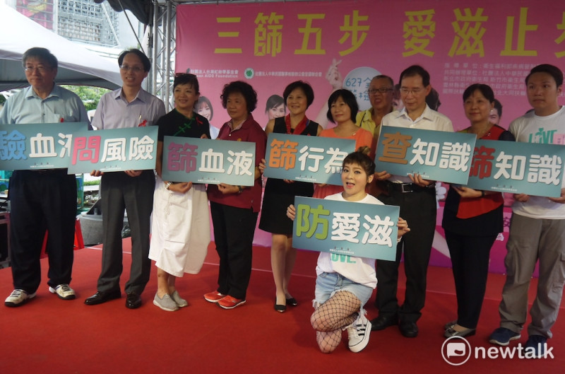 新北市衛生局與台灣紅絲帶基金會今日舉辦「三篩五步、愛滋止步」活動，邀請代言人王彩樺出席活動。   圖：鍾孟軒/攝
