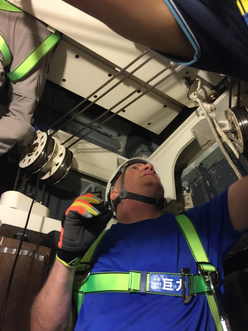 月27日加拿大技師檢查台北101風阻尼器質量塊維修狀況。   圖:101提供