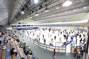 在炎熱的夏季中，滑冰是民眾喜愛的室內運動之一   圖：台北小巨蛋提供