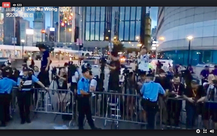 在中國大陸國家主席習近平訪港前，香港眾志、社會民主連線和人民力量多名成員占據灣仔金紫荊廣場，要求北京給予香港普選及釋放大陸異議人士劉曉波。   圖 : 翻攝自黃之鋒臉書