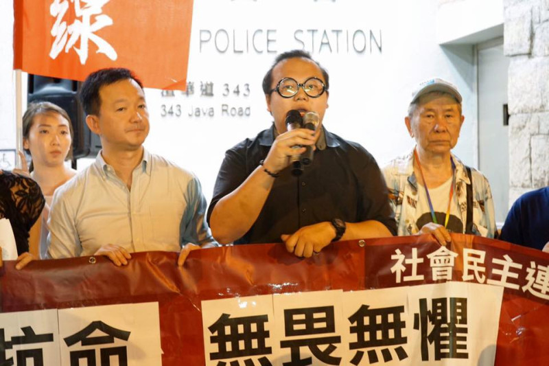 香港眾志、社會民主連線和人民力量等香港民運團體發起的【留守黑紫荊行動】於黃之鋒等七人被捕後，也轉往北角警署連夜抗議，以《公民抗爭 無畏無懼 七一上街  結束專政》為訴求，要求翻釋放被捕的請願人士。一眾聲援人士，包括香港眾志、社民連、陳志全、劉小麗及區諾軒等，在北角警署外聲援。   圖:翻攝自香港眾志臉書