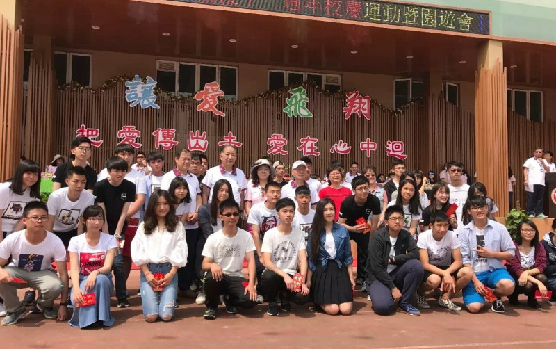 上海台商子女學校頒發106學年度大學學科能力測驗成績優異獎學金。   圖：教育部提供