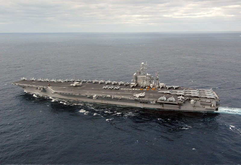 美國參議院軍事委員會表決通過同意美國軍艦停靠台灣的高雄或其他港口，加強台美戰略合作關係，此為美國對台防衛政策的重大變動。   圖 : 翻拍自維基百科