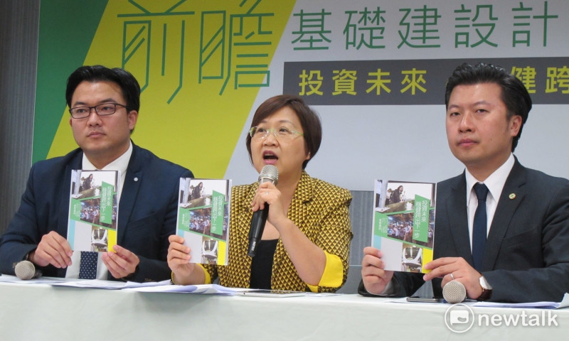 民進黨29日公布前瞻計畫最新民調，出席者包括發言人楊家俍、副秘書長徐佳青及發言人張志豪（由左至右）。   圖：林朝億/攝
