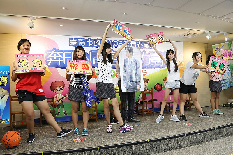 新生代舞團帶來宣傳暑期青少年活動的話劇表演。   圖：台南市政府/提供