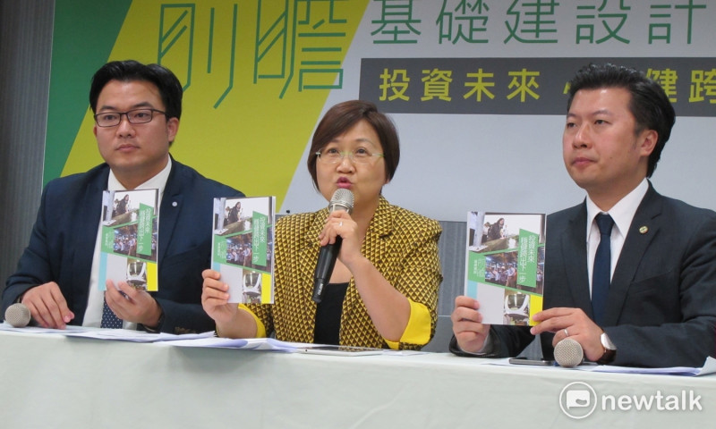 民進黨29日公布前瞻計畫最新民調，出席者包括發言人楊家俍、副秘書長徐佳青及發言人張志豪（由左至右）。   圖：林朝億/攝