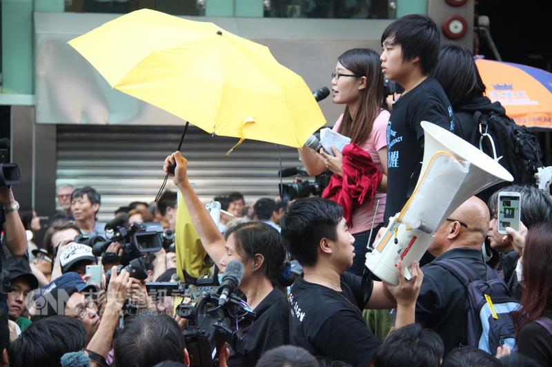 香港大學前學生會會長梁麗幗說，「占中運動」雖然失 敗，但改變了香港。圖為2014年「占中」期間，梁麗幗 （持麥克風者）參與旺角占領行動。    圖:中央社資料照片
