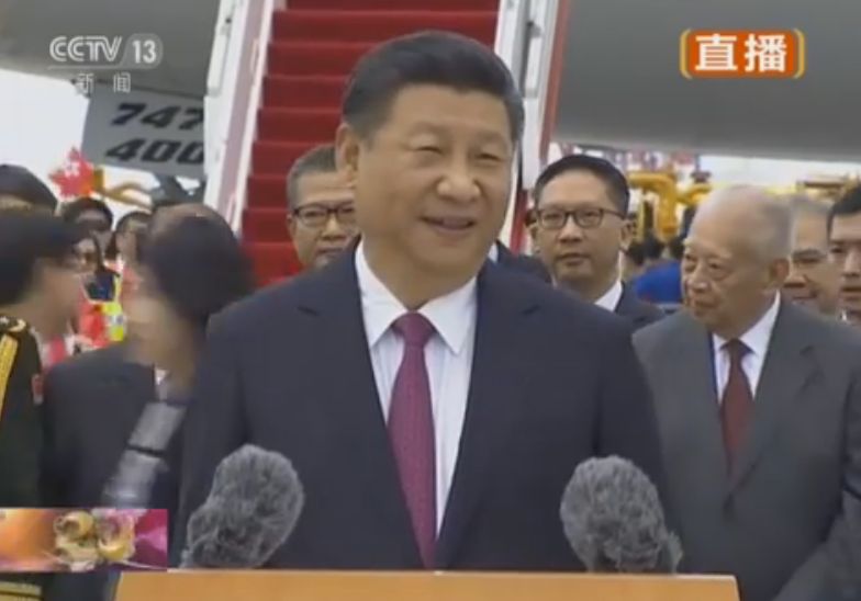 習近平在停機坪向香港表示問候，政權移交20周年紀念日對中國和香港都是大事、喜事。   圖 : 截自中央電視台