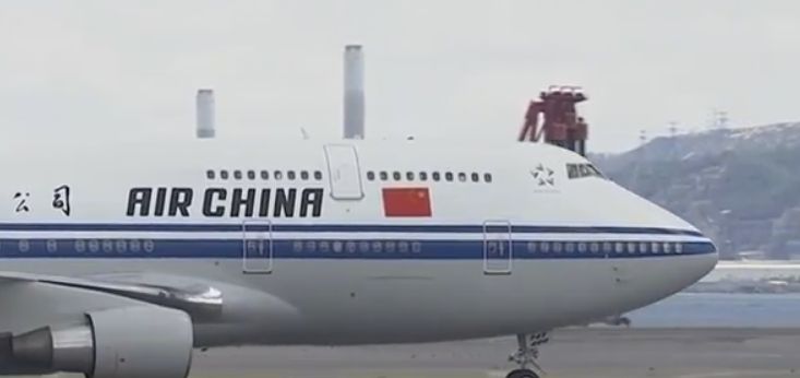 習近平及夫人彭麗媛今日中午搭乘專機抵達香港。   圖 : 截自Youtube
