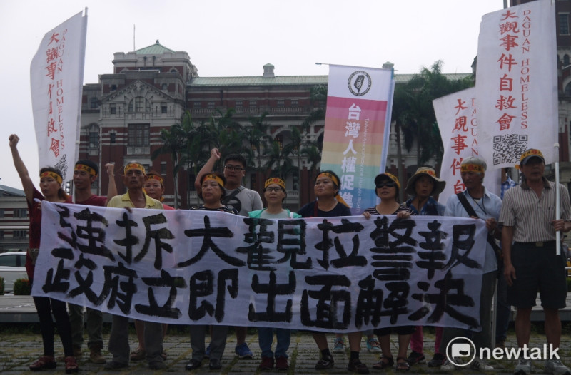 大觀社區居民在總統府前抗議。   圖：鍾孟軒/攝