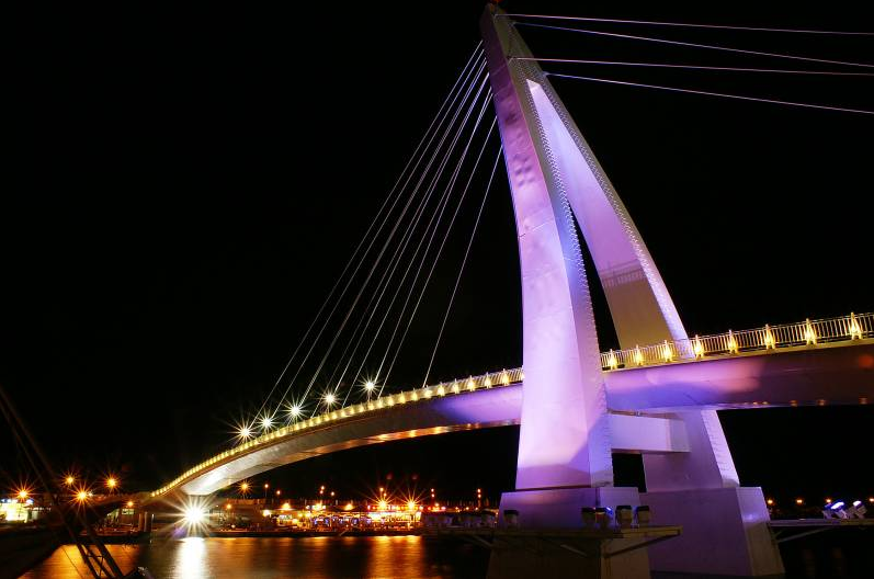 淡水漁人碼頭的情人橋採用風帆造型，入夜後彩色燈光燦爛，充滿浪漫情調   圖：看見台灣360提供
