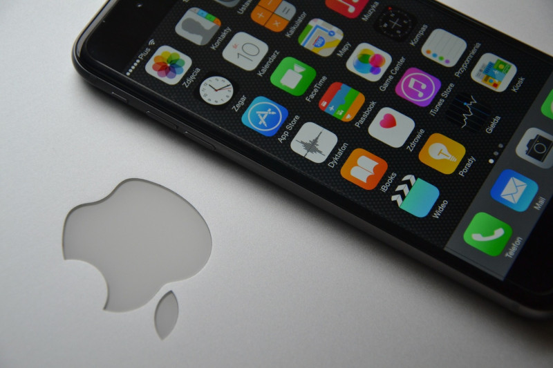 蘋果公司最新的iOS作業系統更新，造成iPhone6、6S嚴重災情，許多用戶抱怨突然「黑屏轉圈圈」，讓人抓狂。   圖：Pixabay／提供