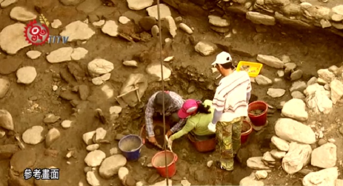 台大醫學院團隊為進行體質人類學研究，在1960年間赴花蓮縣馬遠村挖掘數十具布農族人遺骨。   圖：翻攝網路