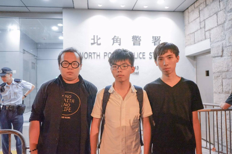 被扣留三十二小時後的發動黑紫荊行動的香港眾志祕書長黃之鋒及成員，於30日陸續獲釋，香港警方表示，相關人員必須於9月下旬向警署報到。   圖:翻攝自香港眾志臉書