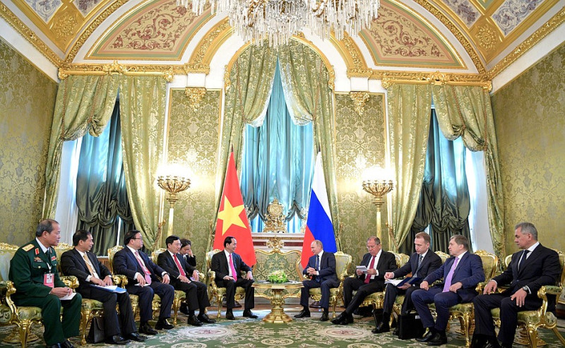 越南國家主席陳大光（左6）訪問俄羅斯，與俄國總統普亭（右5）達成多項交流協議，還共同發表支持早日通過《南海各方行為宣言》聲明。   圖：翻攝俄羅斯總統府官網