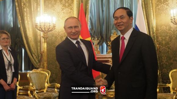 越南國家主席陳大光（右）與俄羅斯普亭相談甚歡，完成多項交流決定。   圖：翻攝越南政府官網