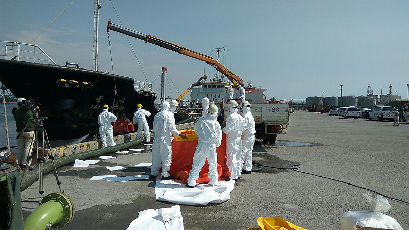 台中港西6碼頭舉辦「106年度台中市海洋油汙染緊急應變暨海上救難聯合演練」，練模擬化學運輸船載運「乙酸乙酯」於台中港西六碼頭卸料過程中，因電線走火產生高溫爆炸，導致燃油大量洩漏流入海中，船上船員因不耐高溫跳海求生。&nbsp;&nbsp;&nbsp; 圖:台中市府提供