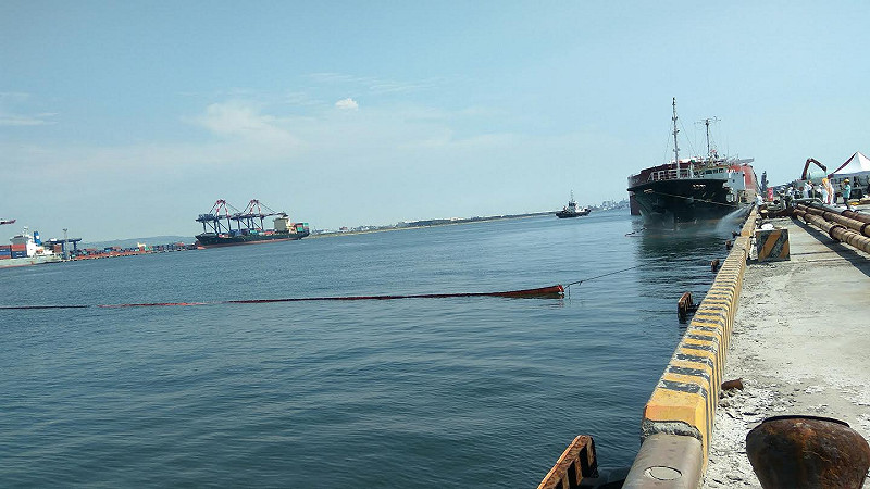 台中港西6碼頭舉辦「106年度台中市海洋油汙染緊急應變暨海上救難聯合演練」，練模擬化學運輸船載運「乙酸乙酯」外洩爆炸油汀染海洋&nbsp;&nbsp;&nbsp; 圖:台中市府提供