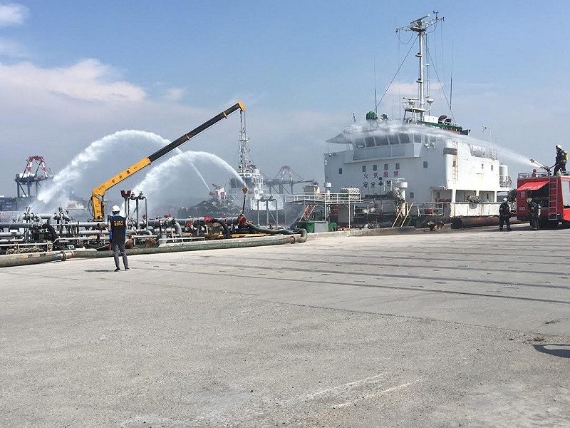 台中港西6碼頭舉辦「106年度台中市海洋油汙染緊急應變暨海上救難聯合演練」，練模擬化學運輸船載運「乙酸乙酯」外洩爆炸油汀染海洋&nbsp;&nbsp;&nbsp; 圖:台中市府提供