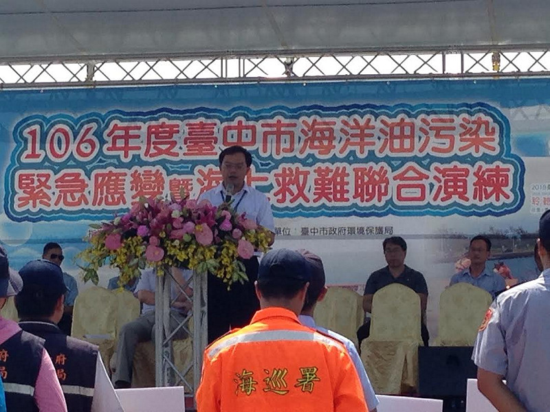 台中港西6碼頭舉辦「106年度台中市海洋油汙染緊急應變暨海上救難聯合演練」，練模擬化學運輸船載運「乙酸乙酯」外洩爆炸油汀染海洋&nbsp;&nbsp;&nbsp; 圖:台中市府提供