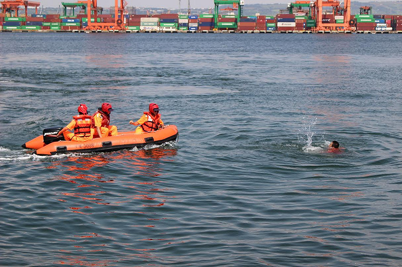 台中港西6碼頭舉辦「106年度台中市海洋油汙染緊急應變暨海上救難聯合演練」，練模擬化學運輸船載運「乙酸乙酯」於台中港西六碼頭電線走火產生高溫爆炸，燃油大量洩漏流入海中，船上船員因不耐高溫跳海求生。&nbsp;&nbsp;&nbsp; 圖:台中市府提供