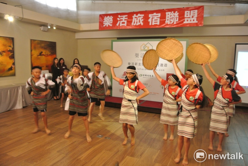 博屋瑪國小學生在樂活旅宿聯盟成立大會上表演精彩的泰雅族歌舞。聯盟會後招待他們體驗輕旅行。   圖:唐復年/攝