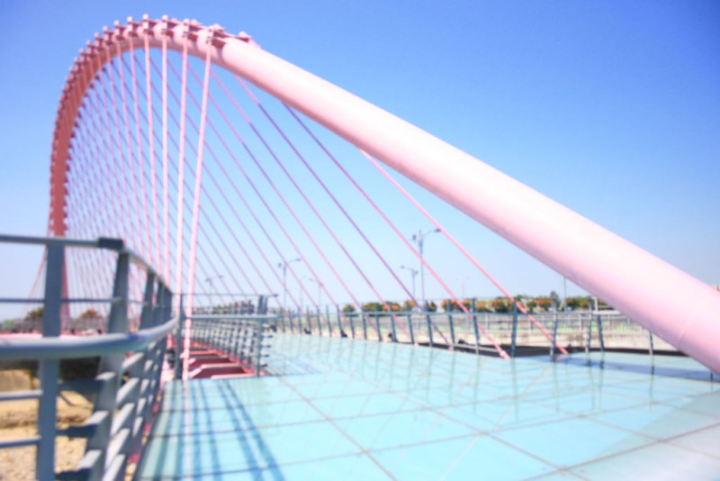 台中大坑情人橋採用粉紅色調與玻璃地磚，看起來相當溫暖可愛   圖：台中觀光旅遊網提供