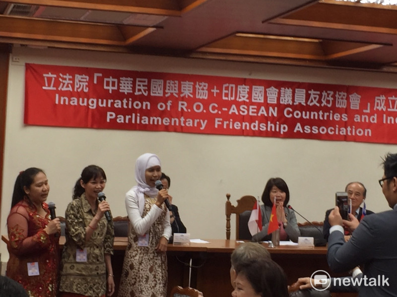 立法院「中華民國與東協+印度國會議員友好協會」30日成立，台灣的越南及印尼媳婦穿著其傳統服飾唱當地兒歌。   圖：林人芳／攝