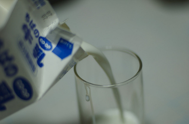 考生早上來一杯牛奶，由於牛奶富含鈣質，可以幫助穩定神經。   圖：Flickr提供