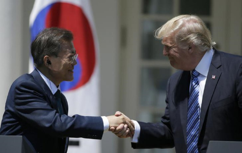 美國總統川普30日與韓國總統文在寅簽署美韓聯合聲明。   圖: 達志影像 /路透社資料照