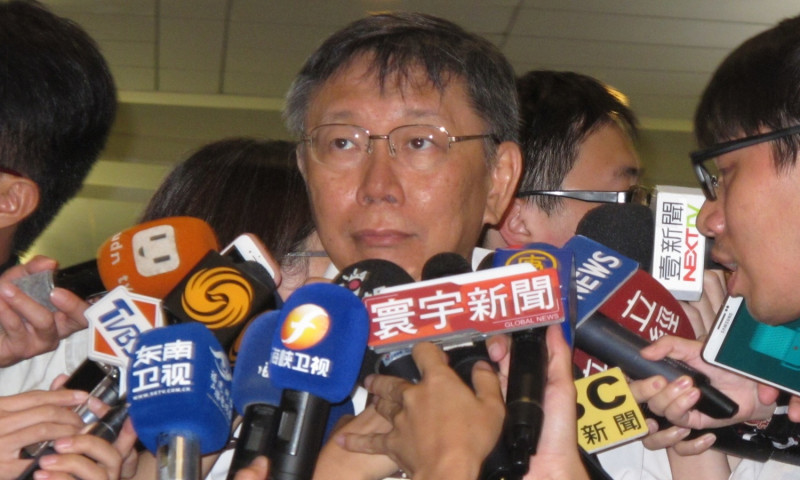 台北市長柯文哲1日從松山機場搭機前往上海出席雙城論壇。   圖：林朝億/攝