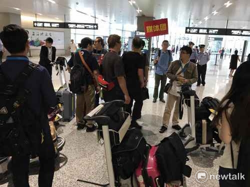 台灣媒體團今天下午二點多抵達上海虹橋機場。   圖：周煊惠／攝