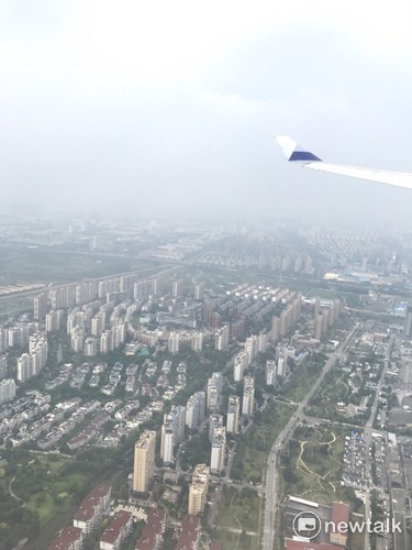 從飛機上一窺上海市郊。   圖：周煊惠／攝