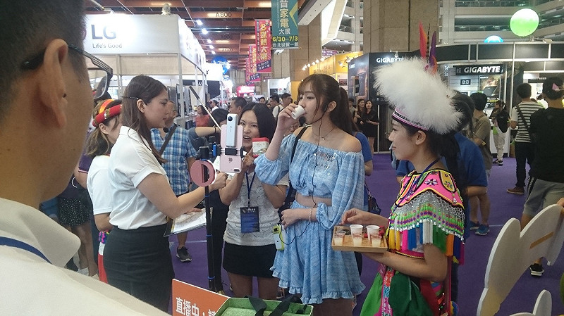 直播平台越來越多，廠商也紛紛將直播商機的腦筋轉到手機上，因而造就Facebook手機實況的嶄新風潮，尤其是360攝影機出現後，情況更是越演越烈，連科技媒體都開始利用360直播做節目了！   圖：游家平／攝