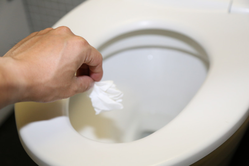 衛生紙要丟入馬桶，台人如廁習慣大改變。   圖：台中市政府提供