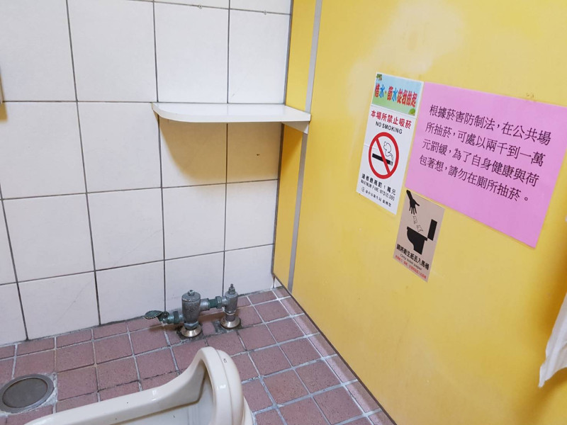 呼籲民眾如廁時應注意相關圖示標語，並依照指示內容將衛生紙直接丟入馬桶中。   圖：台中市政府提供