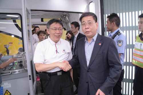 上海台辦主任李文輝為柯文哲接機，兩人握手握得很緊。   圖：台北市政府提供