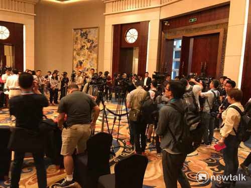 東方濱江大酒店會場擠滿了媒體。   圖：周煊惠／攝