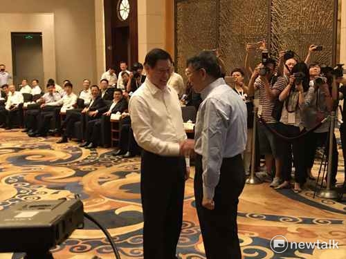 上海市長應勇與台北市長柯文哲握手。   圖：周煊惠／攝