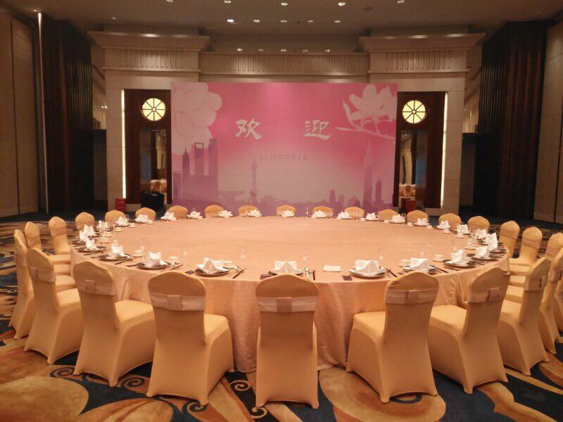 晚宴會場以粉紅色調為主，一邊為上海市花白玉蘭、一邊為台北市花杜鵑。   圖 : 台北市政府/提供
