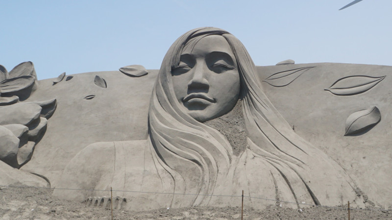 大安沙雕音樂季會場入口，即有超過10公尺的長髮少女巨型沙雕。   圖：新頭殼資料照片
