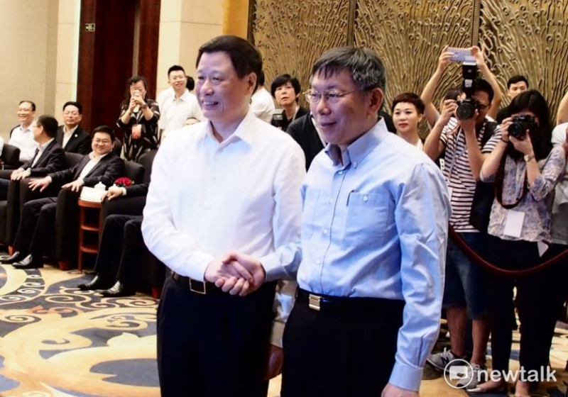 台北市長柯文哲今（1）日起展開為期3天的雙城論壇之旅，晚間與上海市長應勇會面。台北市長柯文哲（右）與上海市長應勇（左）握手。   圖 : 周煊惠／攝