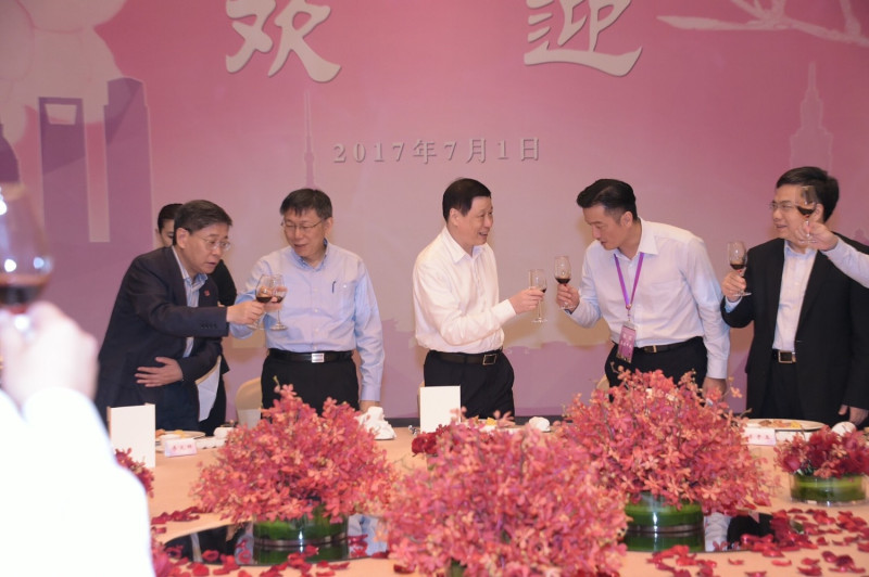 台北市長柯文哲(左2)與上海市長應勇(右3)舉杯。 圖 : 台北市政府/提供