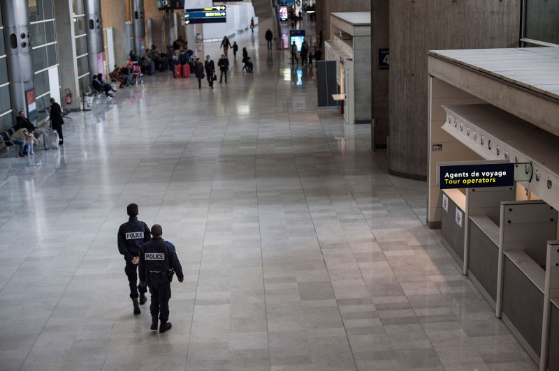 法國巴黎戴高樂機場因有人未經保安檢查闖入禁區，緊急撤離至少2000人。   圖: 達志影像 /美聯社資料照